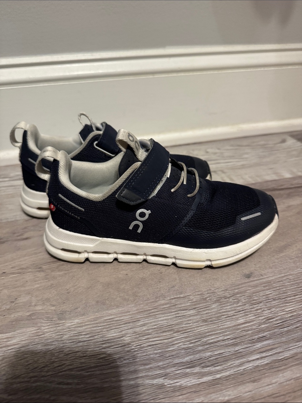 On Running Kids Navy and White Cloud-style Sneakers